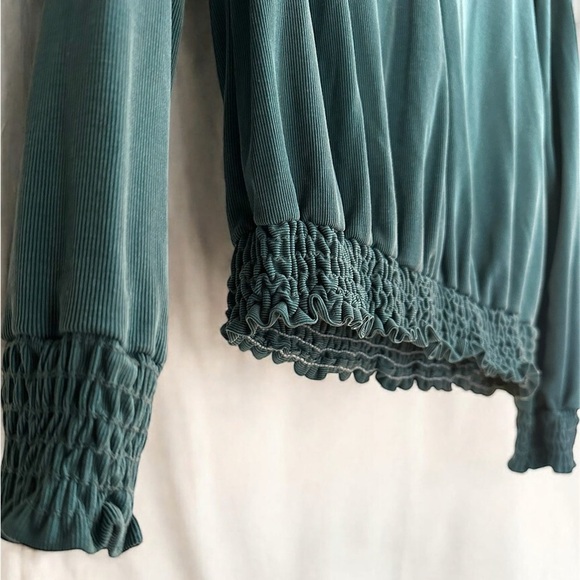 Green Envelope M Ribbed Long Sleeve Top with elastic ruched hems - Picture 3 of 8